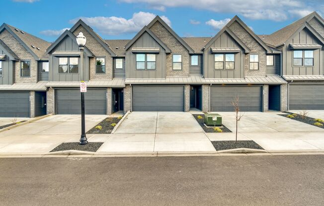 Luxury Townhome for Lease at the Courtyards at Hidden Crest - 6812 NE 131st Way