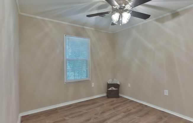2 beds, 1 bath, 725 sqft, $899, Unit 813-20 FLAT R