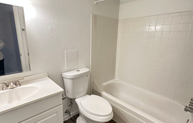 Elm Grove Apartments – Studio & 1-Bedroom Homes in Aurora! + 8 WEEKS FREE!