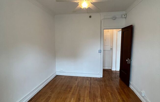 2 beds, 1 bath, $725, Unit 11