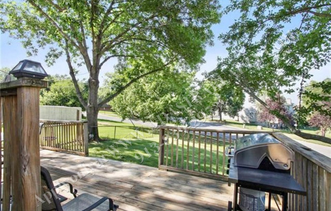 Updated 3Bed/2.5 Bath Duplex in Gladstone-Available NOW!!
