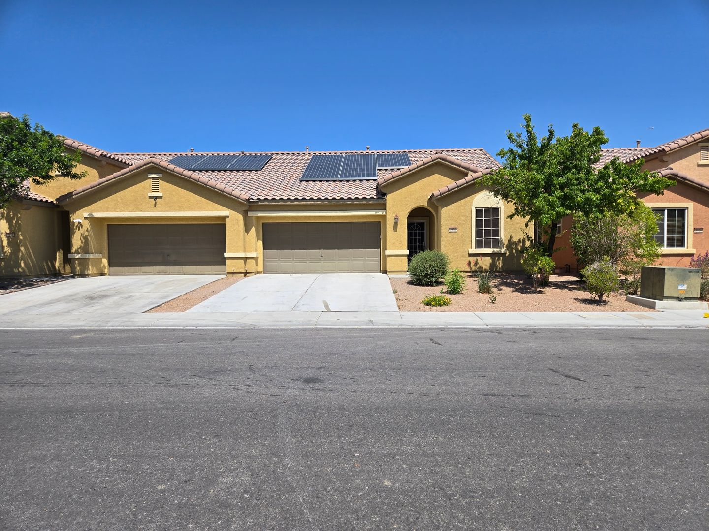 A Beautiful Single Story Townhouse! 3 Bed, 2 Bath, 2 Car!