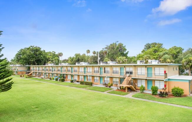 lushly landscaped Park Apartments in beautiful Daytona Beach, FL