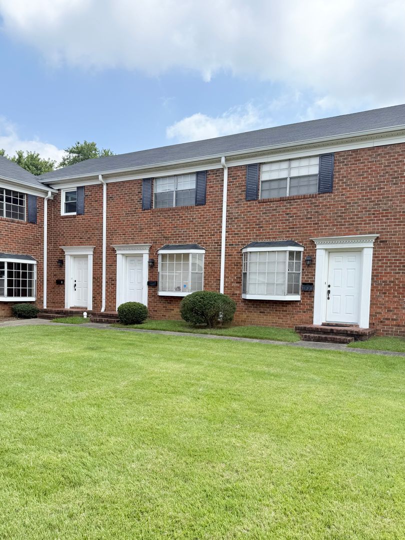 Adorable 2 Bedroom Convenient to I-29, Shopping & More!