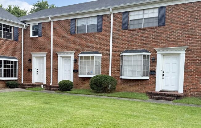 Adorable 2 Bedroom Convenient to I-29, Shopping & More!