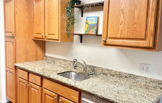 Great 1 Bedroom Condo in Kirkland with Reserved Parking! Utilities Included~