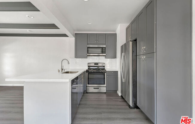 1507 W 50 ST