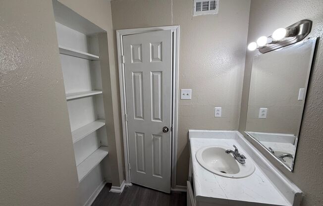 2 beds, 1 bath, $930, Unit 12