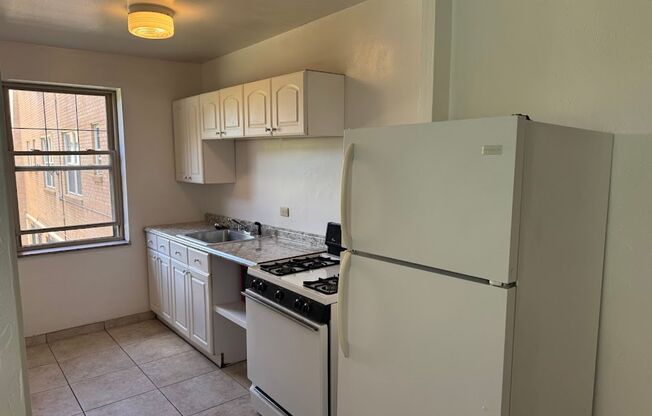 3 beds, 1 bath, $1,995, Unit 210C
