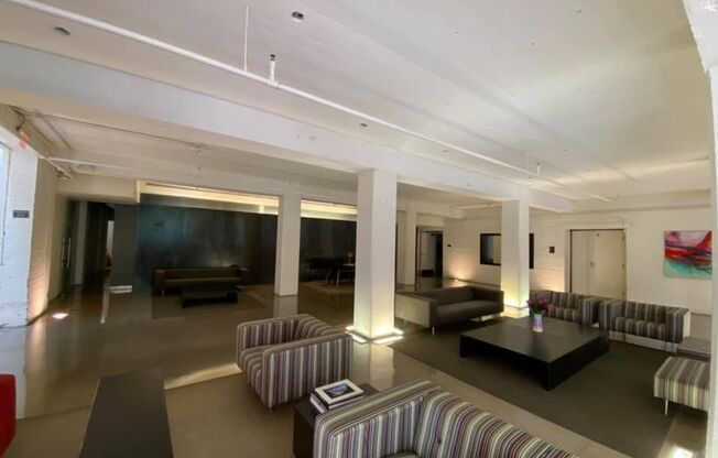 Lovely 1 BR + Den/1 BA Condo in Mount Vernon Square!
