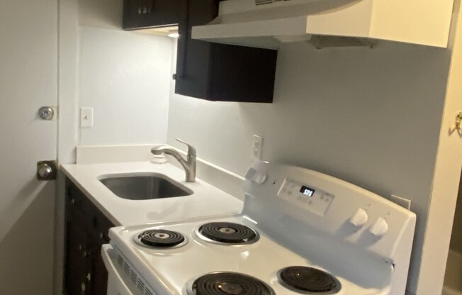 1 bed, 1 bath, $2,000, Unit 7