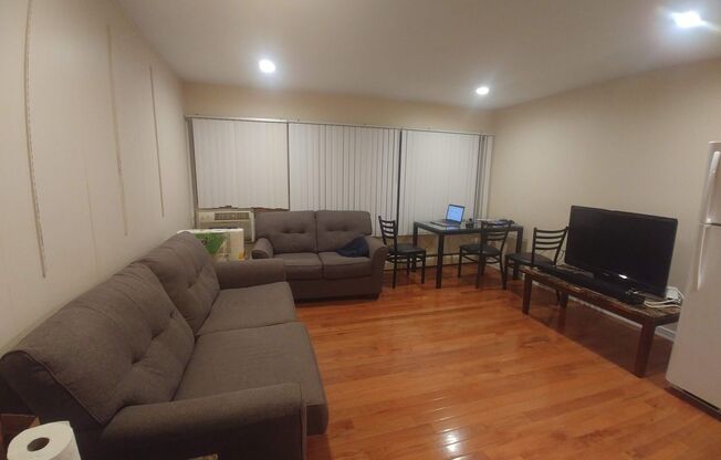 2 beds, 1 bath, 668 sqft, $2,440, Unit 06