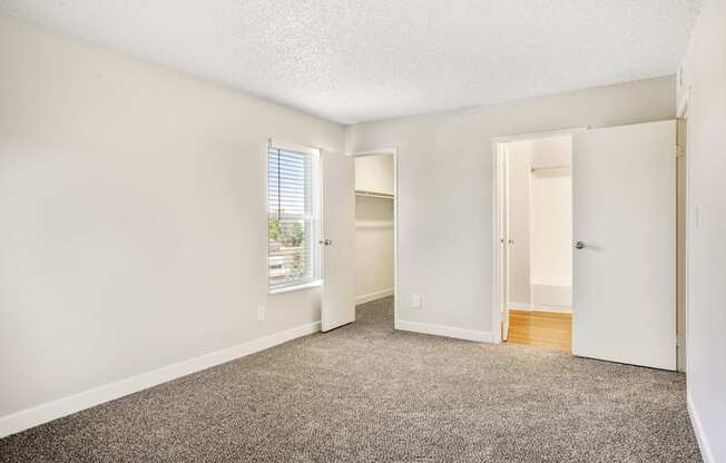 A bedroom at Hilltop View Apartments