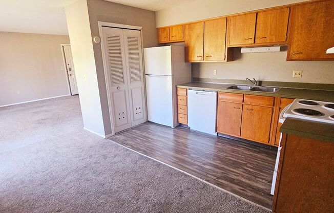 2 beds, 1 bath, 850 sqft, $800, Unit 8