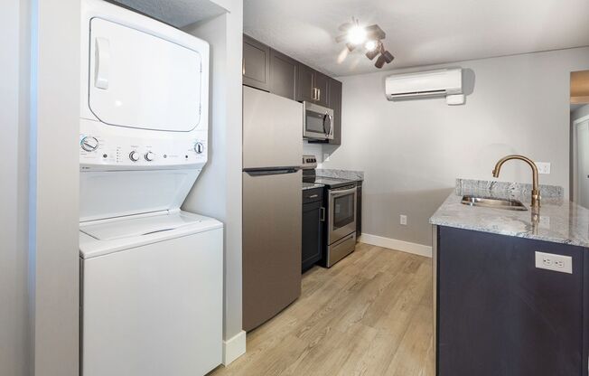 2 beds, 1.5 baths, 870 sqft, $1,595, Unit 7