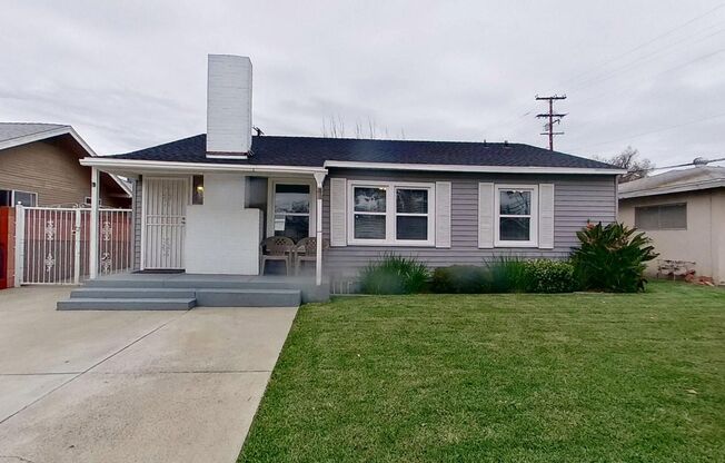 Charming 3 Bed 1 Bath House in Santa Ana!