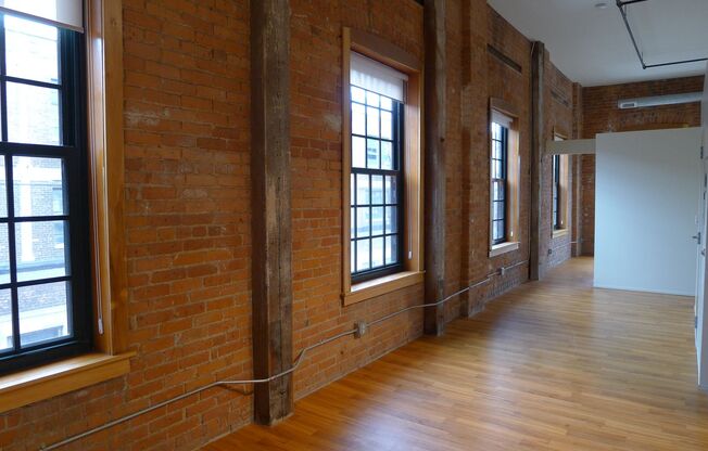 2 beds, 1 bath, 212 sqft, $1,815, Unit 212