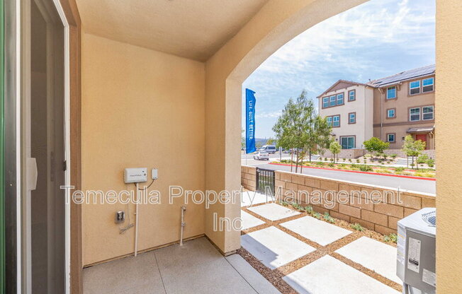 28048 OAKDALE DR