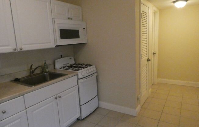 1 bed, 1 bath, $750, Unit Apt 6