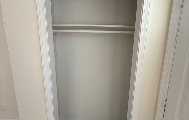 2 beds, 1 bath, 775 sqft, $790, Unit 420-22 Tefft-422 Tefft