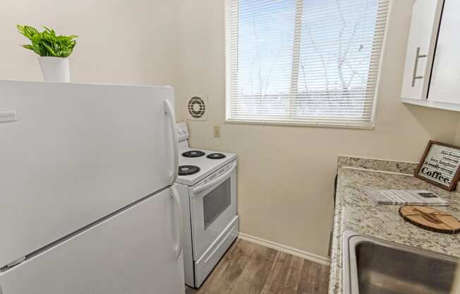 This is a picture of the kitchen in a 572 sq foot 1 bedroom, 1 bath apartment at Red Bank Reserve in the Madisonville neighborhood of Cincinnati, Ohio.