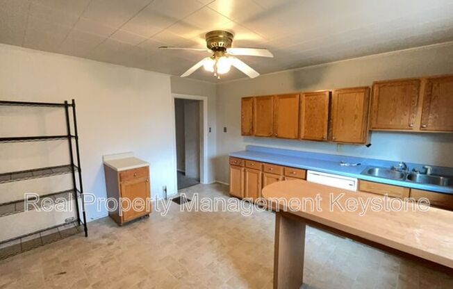 242 E 17 AVE