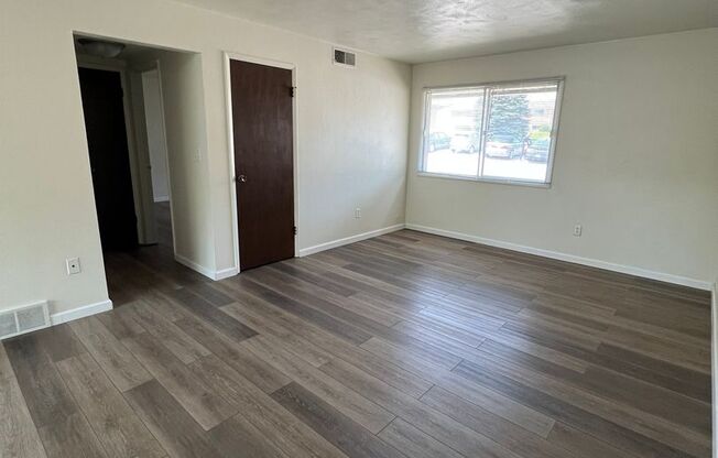 2 beds, 1 bath, 745 sqft, $1,100, Unit 702-2