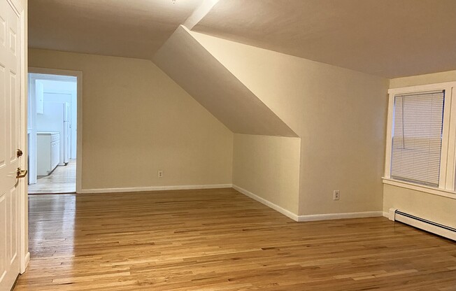 2 beds, 1 bath, $2,600, Unit 3