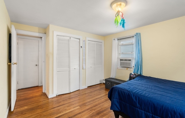 2 beds, 1 bath, $2,500, Unit B