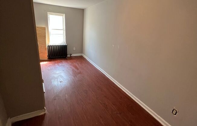 2 beds, 1 bath, $1,300