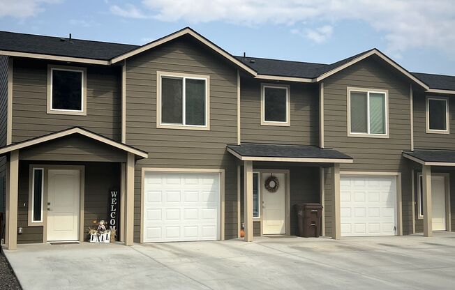 3 beds, 2.5 baths, 1,268 sqft, $1,850, Unit #28