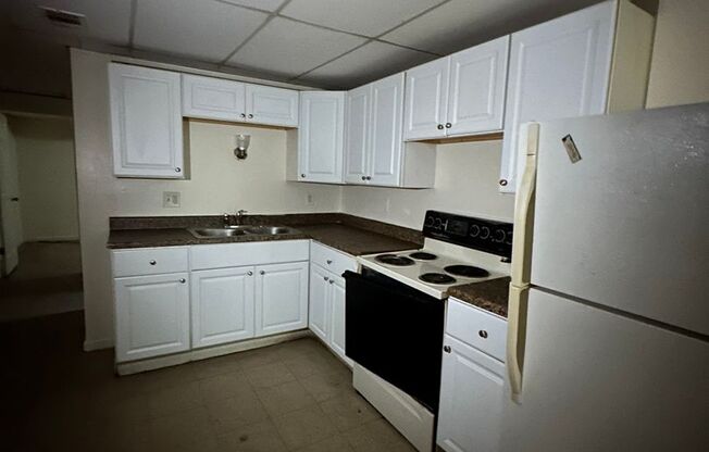 1 bed, 1 bath, $650, Unit B10