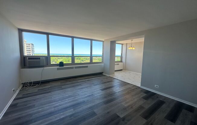 3 Bed 1.5 Bath in Lakeview!