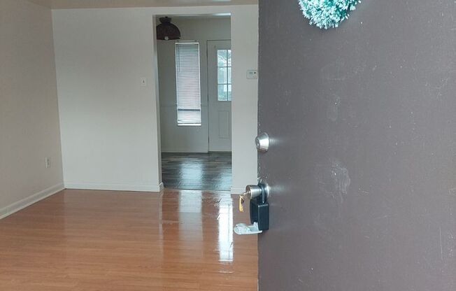 2 beds, 1 bath, $795, Unit 2