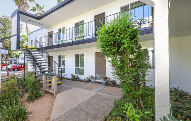 2 beds, 1 bath, 880 sqft, $1,750, Unit 242