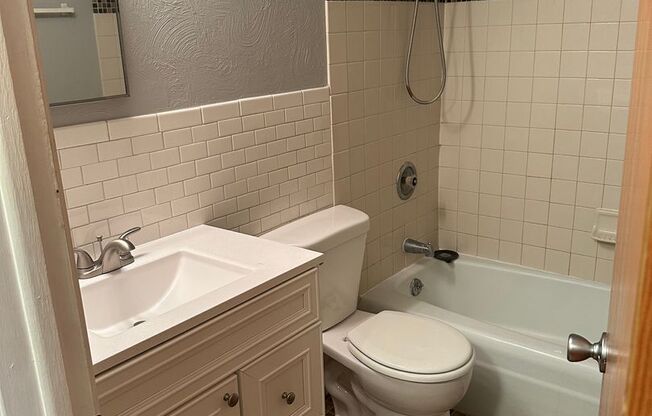 Studio, 1 bath, 400 sqft, $900, Unit Unit B4