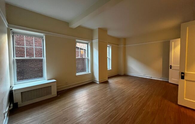 1 bed, 1 bath, 572 sqft, $1,485, Unit Old King Edward 17