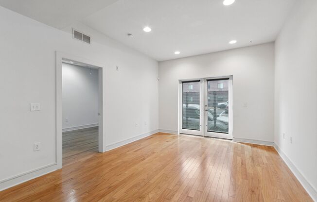 2 beds, 1 bath, 690 sqft, $1,300, Unit Unit 105