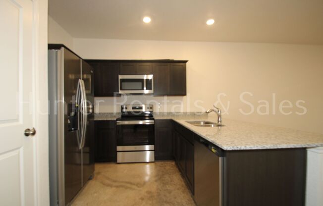 3 beds, 2 baths, $1,475, Unit Unit B