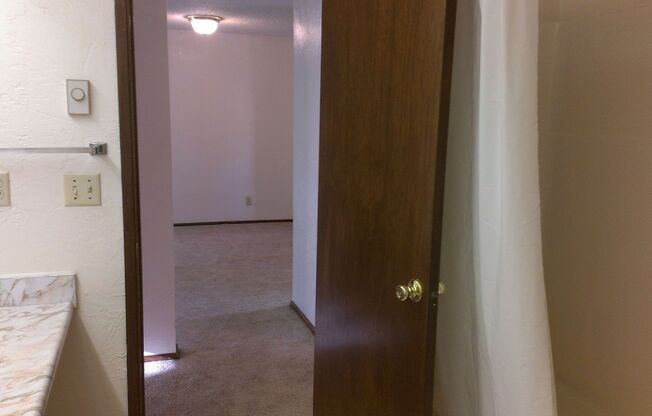 2 beds, 1 bath, 824 sqft, $1,295, Unit 61