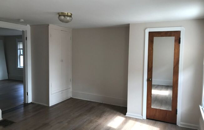 2 beds, 1 bath, 900 sqft, $750, Unit Up