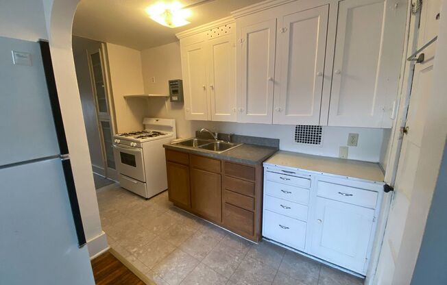 2 beds, 1 bath, $865, Unit 3