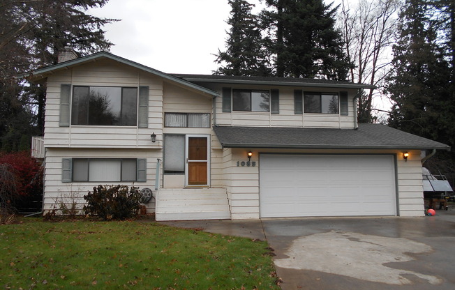 4 Bedroom, 2 bathrom Split-Level Home In Quiet Ferndale Naighborhood