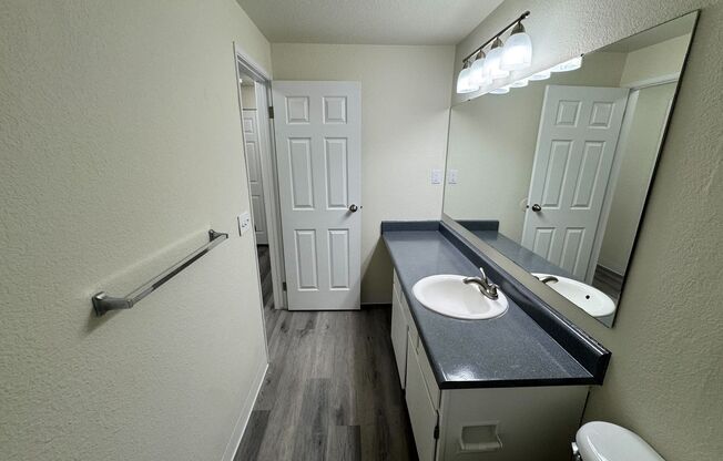 2 beds, 1 bath, 902 sqft, $2,075, Unit H201
