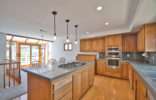 4 Bed 2.5 Bath Home in Hermosa Beach For Lease