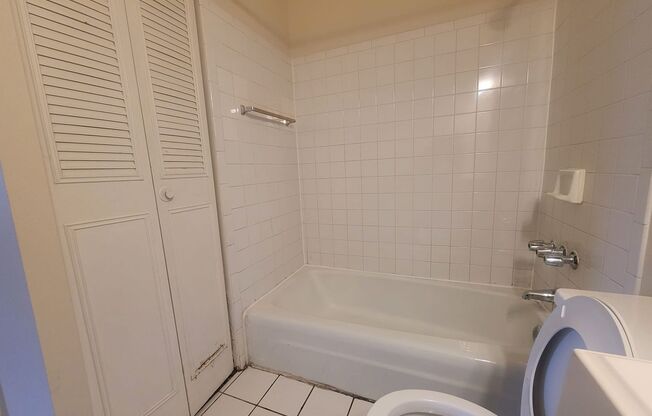 2 beds, 1 bath, $1,425, Unit 312