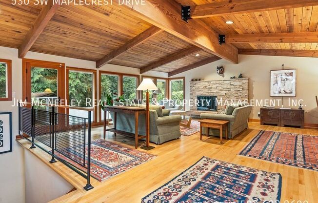 530 SW MAPLECREST DR