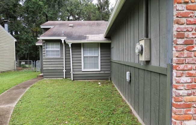 Awesome Townhouse with a Garage!
