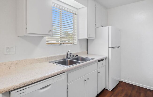 El Cajon 2 Bed/1 Bath in Gated Community with AC and Parking