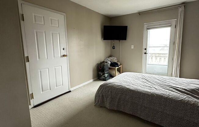 2 beds, 2 baths, $3,500, Unit #1F
